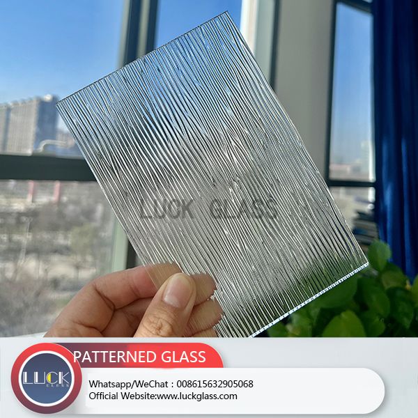 China Manufacturer Decorative Flat Thin Panel Toughened Laminated Patterned Glass